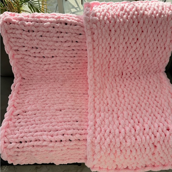 Handmade Blanket with Chunky Chenille yarn. - Picture 7 of 10